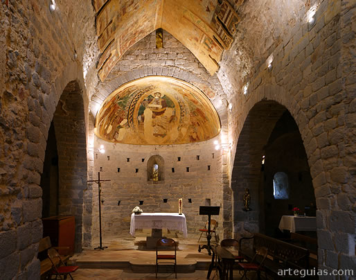Interior de la iglesia con las pinturas al fondo
