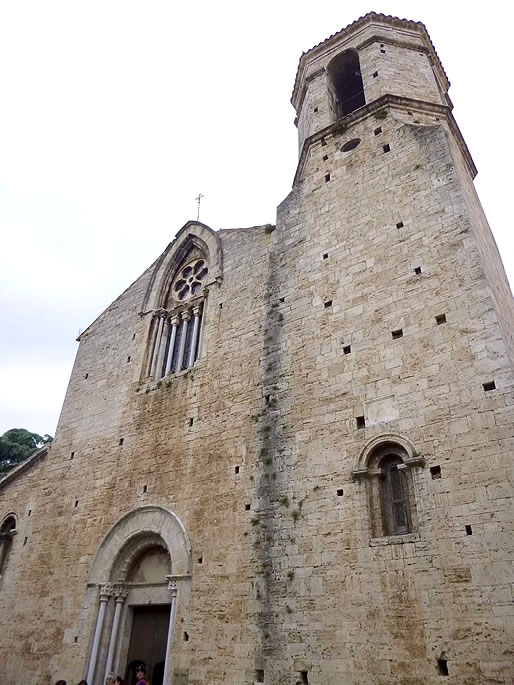 Fachada principal de la iglesia de Sant Vicen&ccedil;