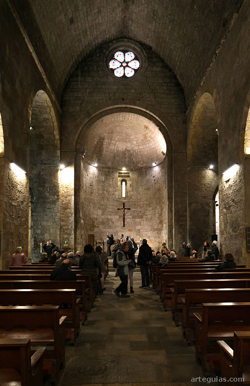 Nave central de la iglesia rom&aacute;nica