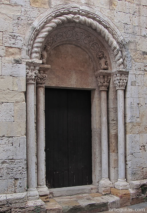 Iglesia de Sant Vicen&ccedil; de Besal&uacute;, Girona. Puerta rom&aacute;nica del muro sur