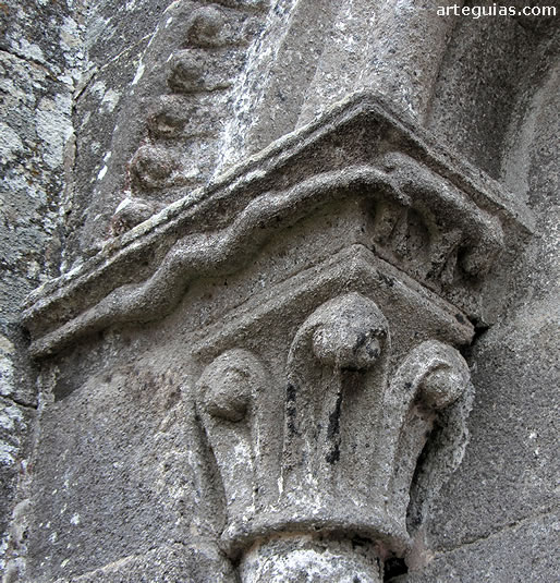Una de las columnas con el cimacio figurado