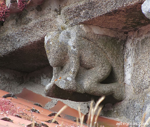 Uno de los canecillos del &aacute;bside de la iglesia de Santa Baia de Beiro