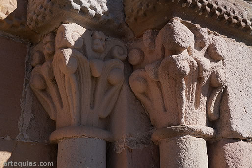 Capiteles vegetales de la puerta rom&aacute;nica