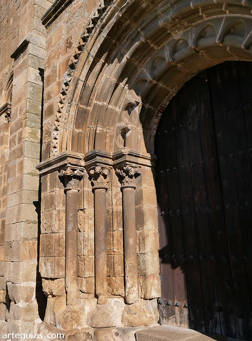 Iglesia de Santa Mar&iacute;a de Almoc&oacute;var, Alc&aacute;ntara (C&aacute;ceres): detalle de la portada rom&aacute;nica occidental