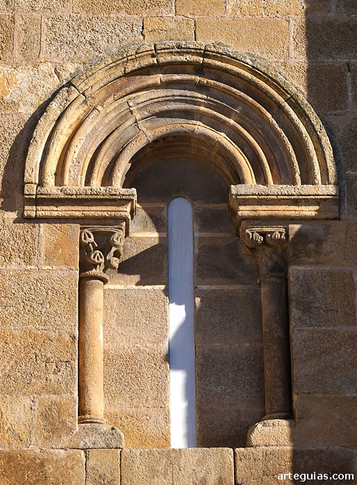 Ventanal rom&aacute;nico