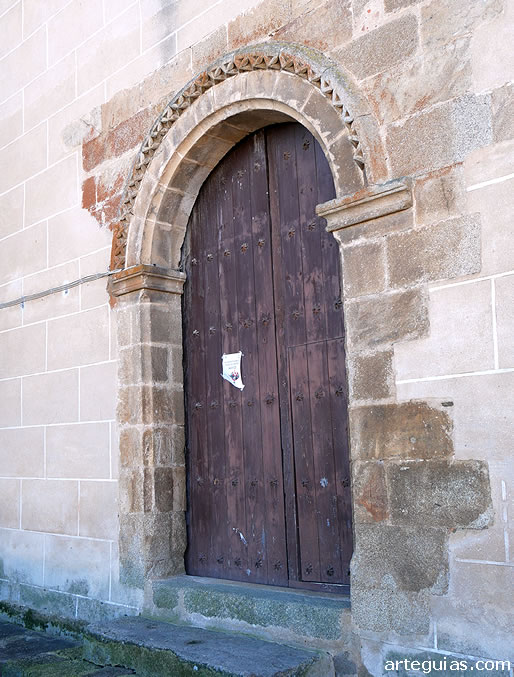 Modesta puerta del muro septentrional