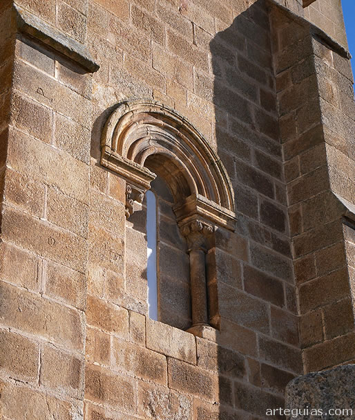 Ventanal de imafronte de esta iglesia rom&aacute;nica de Alc&aacute;ntara