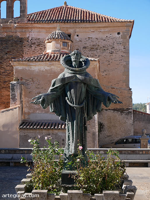 Estatua en memoria del fraile franciscano San Pedro de Alc&aacute;ntara