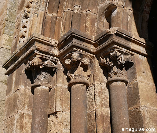 Iglesia de Santa Mar&iacute;a de Almoc&oacute;var, Alc&aacute;ntara: detalle de la puerta occidental
