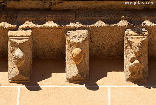 Iglesia de Santa Mar&iacute;a de Almoc&oacute;var, Alc&aacute;ntara (C&aacute;ceres): canecillos del alero meridional