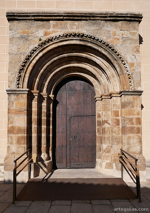 Puerta sur. Iglesia de Alc&aacute;ntara, C&aacute;ceres