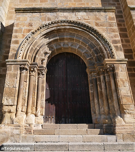 Puerta rom&aacute;nica oeste de la iglesia de Santa Mar&iacute;a de Almoc&oacute;var, Alc&aacute;ntara