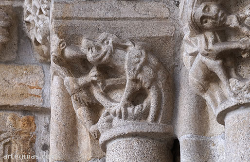 Uno de los capiteles de la puerta occidental