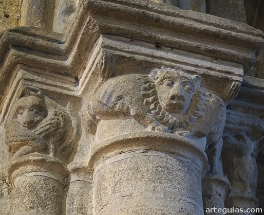 Columna con un capitel de dos leones con cabeza com&uacute;n