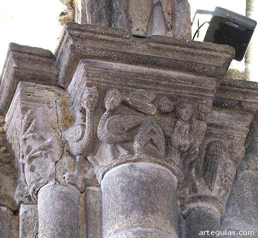 Capiteles con arp&iacute;as del interior