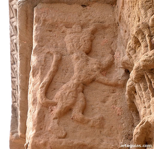 Relieve de la portada rom&aacute;nica con un le&oacute;n coronado rampante. Iglesia de Santa Maria de Bell-lloc, en Santa Coloma de Queralt