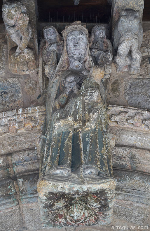 Imagen g&oacute;tica de la Virgen encastrada en la clave de la arquivolta de la puerta
