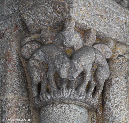 Capitel de la puerta rom&aacute;nica con dos leones vigilantes