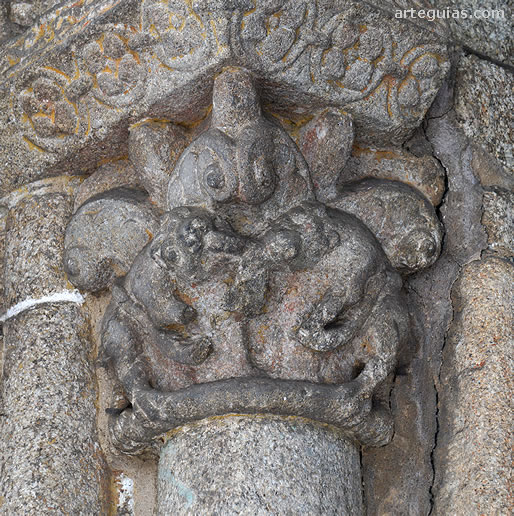 Capitel zoomorfo de la portada de la iglesia de Santa Mar&iacute;a de Salom&eacute;