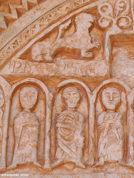 Detalle del t&iacute;mpano con relieves correspondientes a San Felipe, San Andr&eacute;s y San Pedro