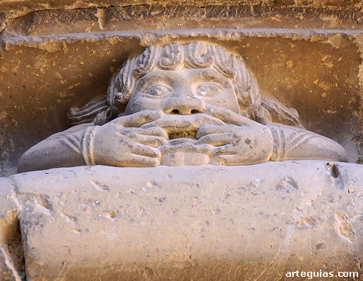 Otro de los caricarutescos personajes de la arquivolta intermedia