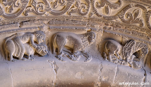 Animales y una persona en la arquivolta inferior