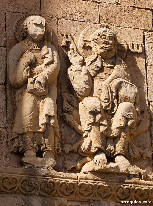 Iglesia de Santa Mar&iacute;a de Uncastillo: relieve sobre la puerta sur