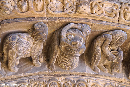 Iglesia de Santa Mar&iacute;a de Uncastillo: relieves de la arquivolta superior