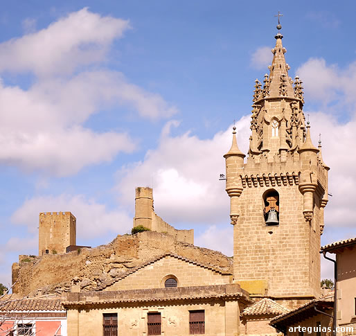 Campanario de la iglesia y, al fondo, las ruinas del castillo de Uncastillo