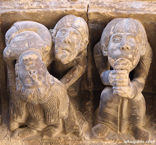 La escultura es la gran protagonista de esta iglesia rom&aacute;nica de Uncastillo