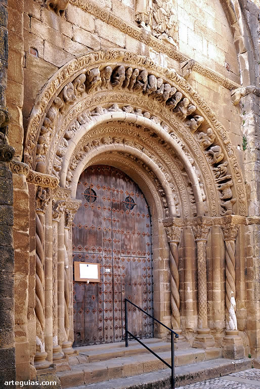 Portada monumental de la Iglesia de Santa Mar&iacute;a de Uncastillo