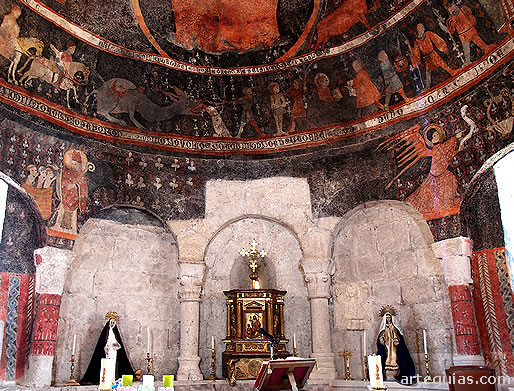 Arquer&iacute;a ciega del &aacute;bside y parte de las pintutas de la iglesia de Santa Marina