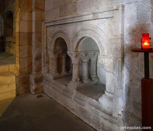 Arcosolio del interior de la iglesia de Santiago del Burgo
