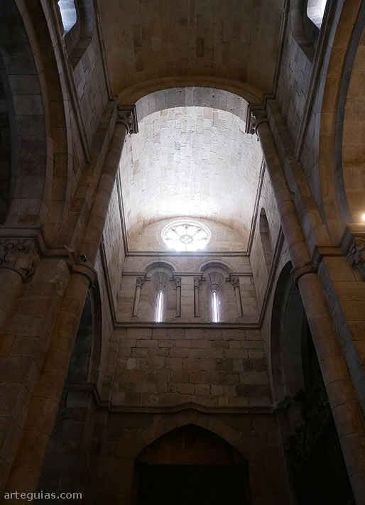 Tramo de los pies de la nave principal de la la iglesia de Santiago del Burgo de Zamora