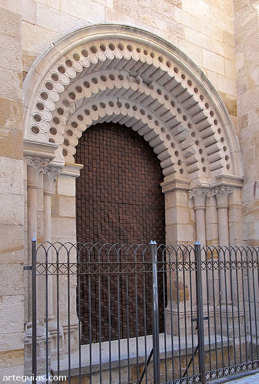 Puerta occidental con las arquivoltas ornadas con rollos zamoranos