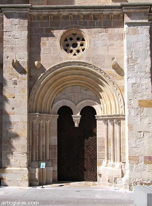 Puerta meridional de la iglesia de Santiago del Burgo de Zamora 