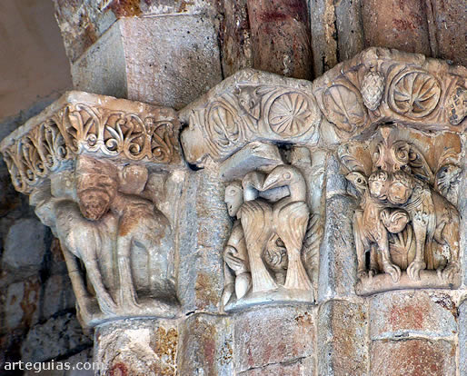 Tres capiteles de las columnas meridionales del arco triunfal