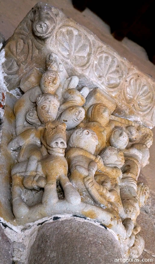 El mismo capitel desde otro &aacute;ngulo