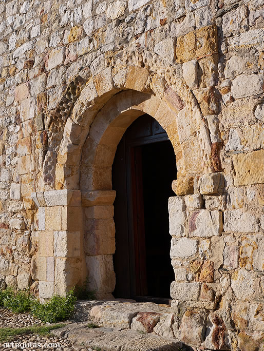 Puerta de ingreso en el muro meridional