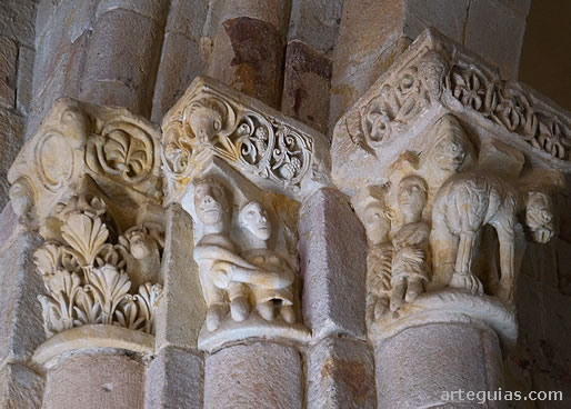 Iglesia de Santiago de los Caballeros: capiteles del arco triunfal