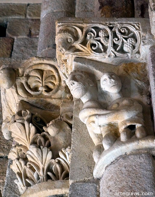 Capiteles del arco triunfal con una pareja y una serpiente