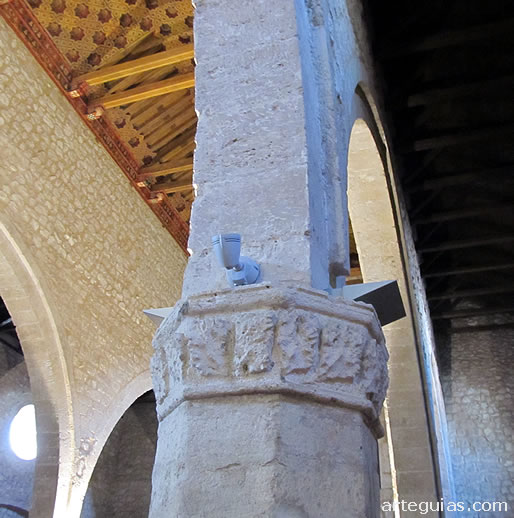 Pilar octogonal que recoge los arcos formeros