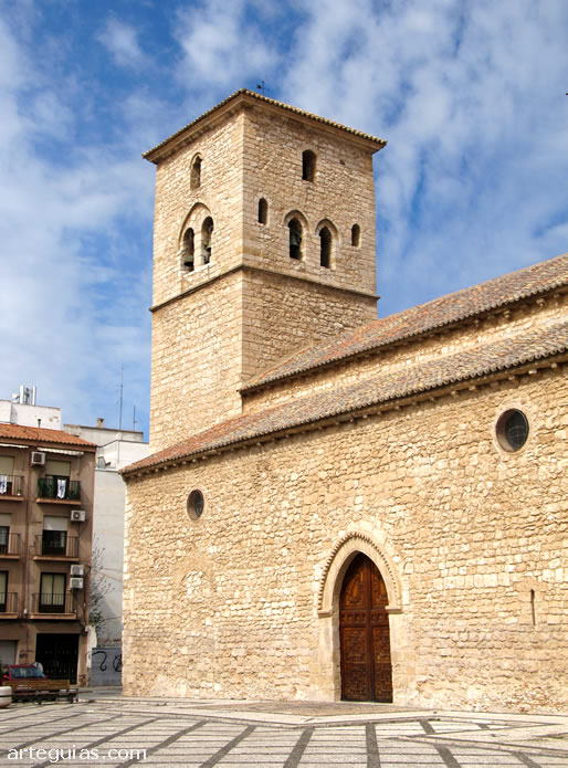 Fcahada meridional con el campanario al fondo