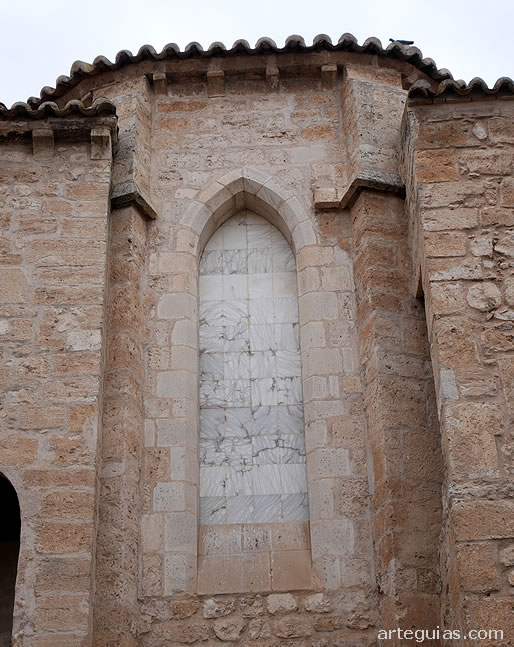 Exterior del &aacute;bside central de la iglesia de Santiago, Ciudad Real 