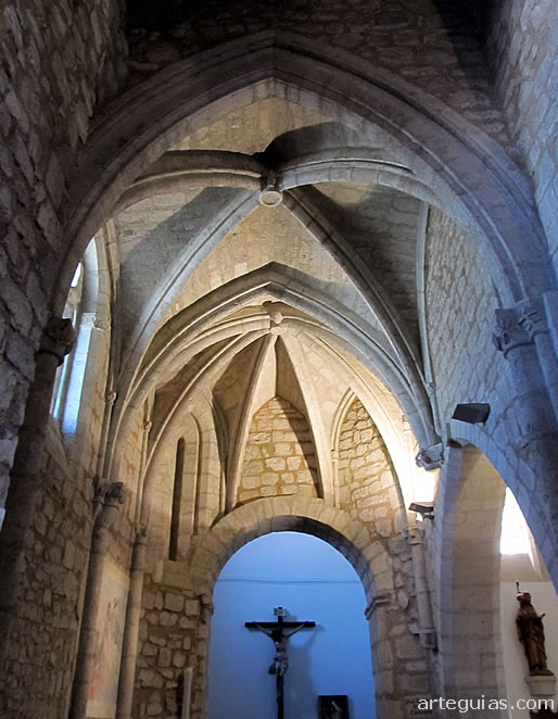 Absidiolo norte g&oacute;tico con una abertura para la entrada a una nueva capilla