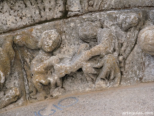 Detalle figurativo de una de las arquivoltas de la portada oeste