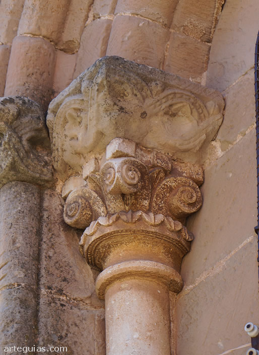 Capitel singular en uno de los ventanales del &aacute;bside