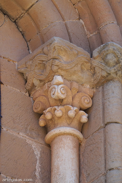 Capitel de hojas y volutas