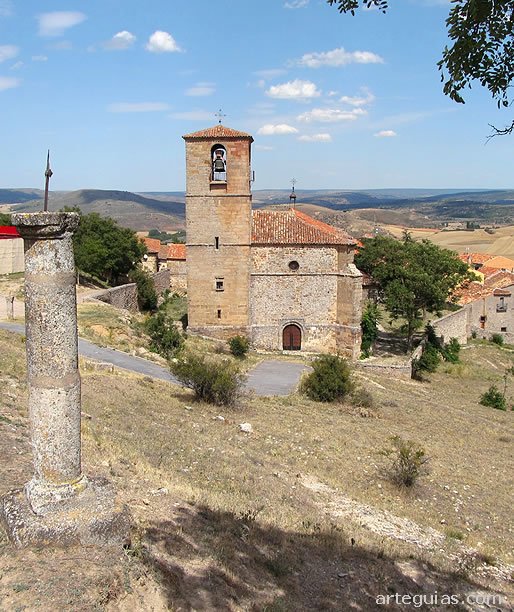 La iglesia de la Sant&iacute;sima Trinidad de Atienza con su puerta oeste y el campanario