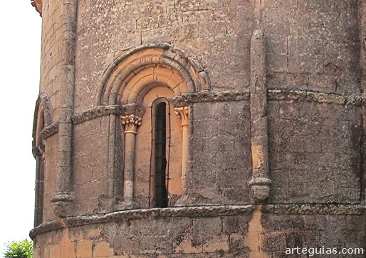 Ventanales, columnas entregas, cenefas y m&eacute;nsulas con cabeza animales